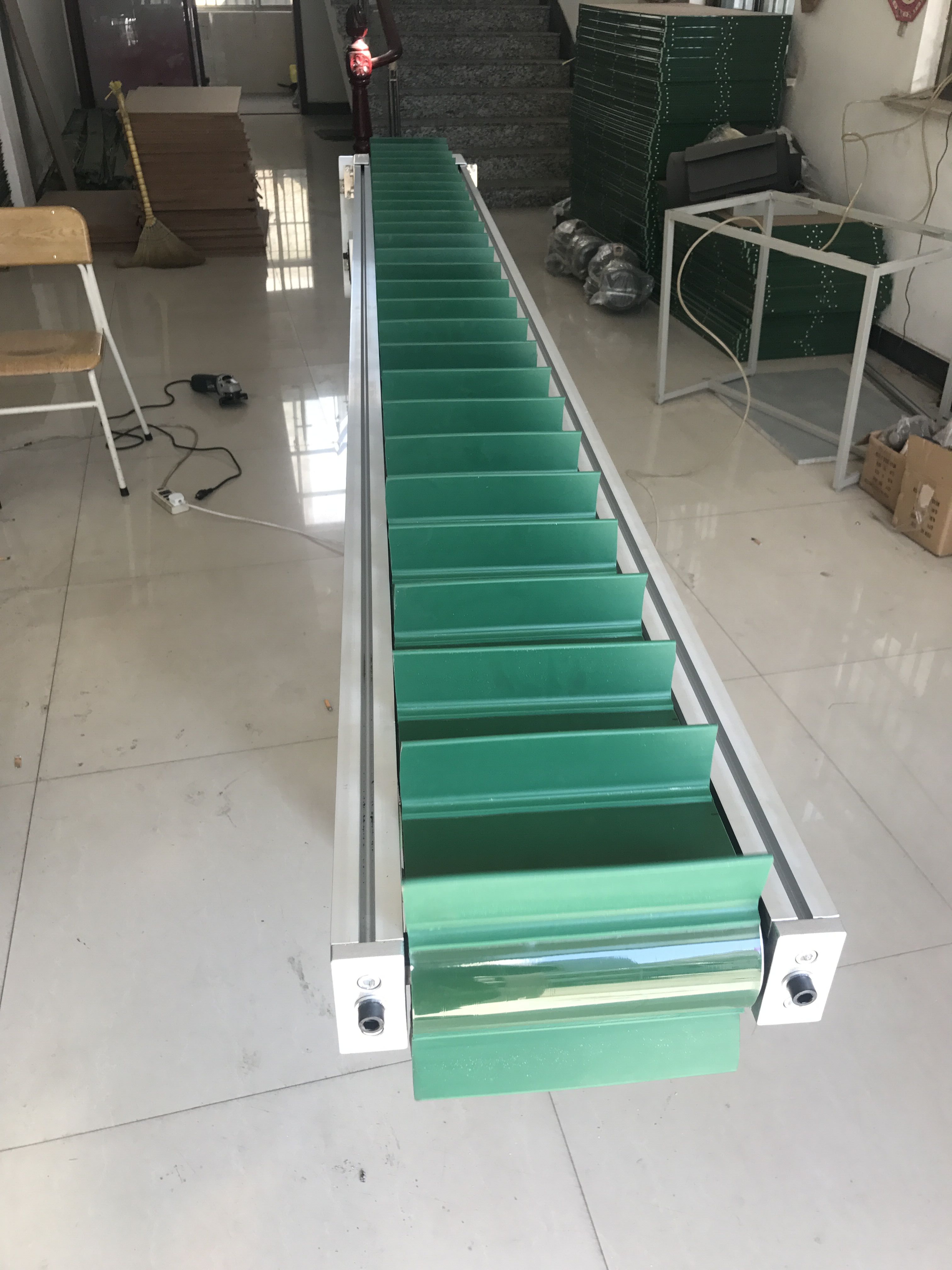 擋條皮帶輸送機(jī)