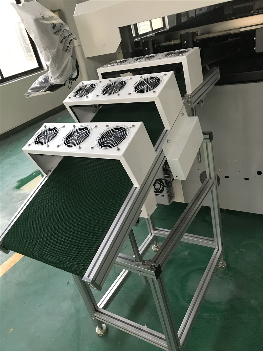 注塑機側(cè)小皮帶機